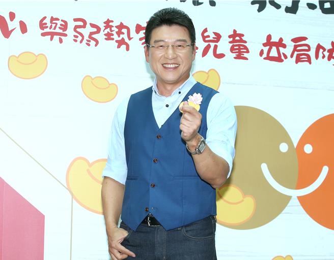 名主持人、律师谢震武号召大家一起站出来捐血献爱心。（资料照片）