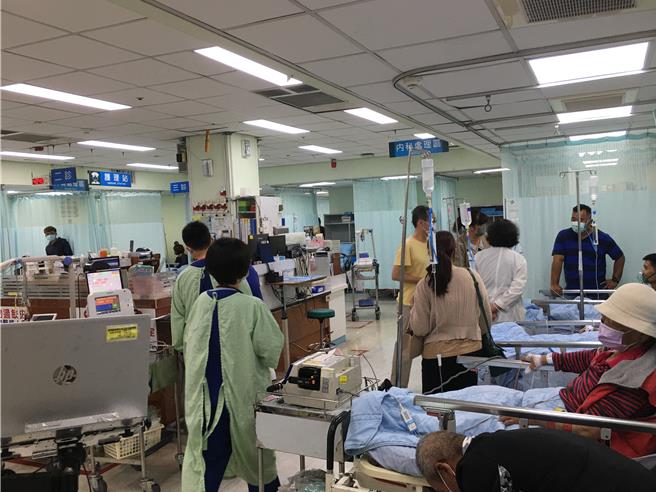 万丹大火9名住户送医，4人情况较为严重已经插管转院。(屏基提供)