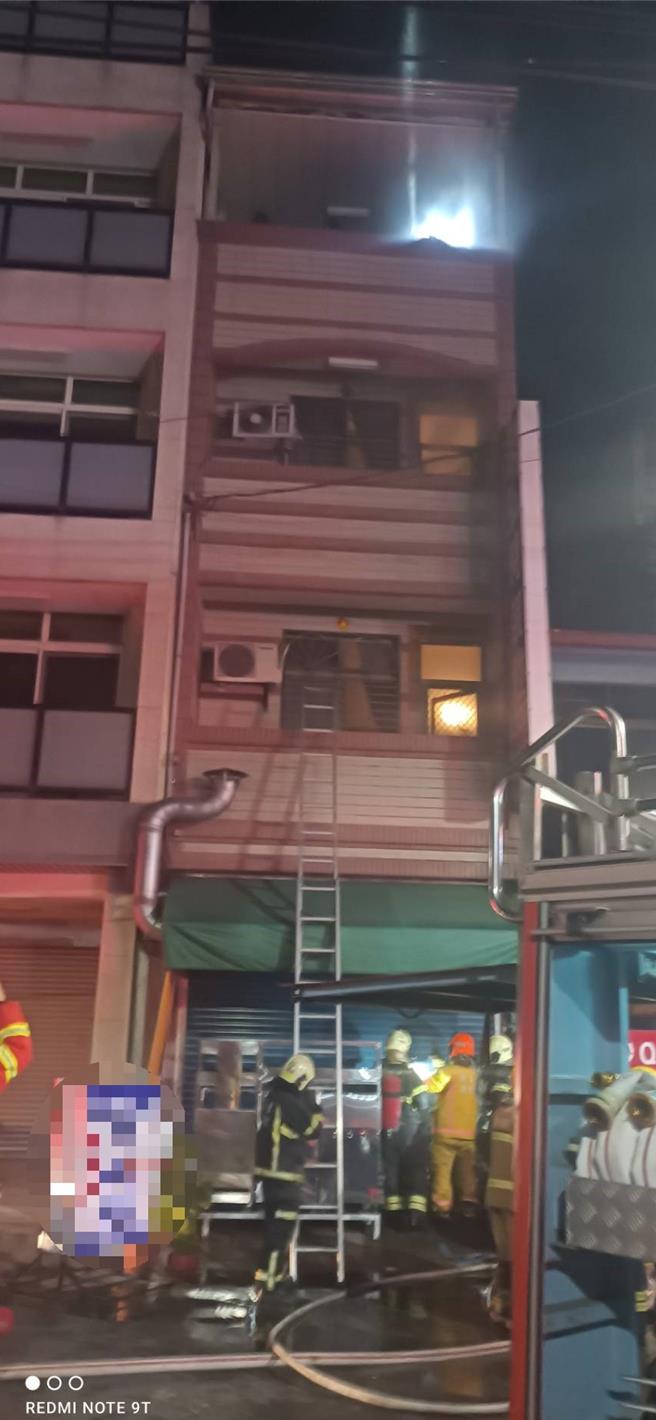 万丹23日清晨发生大火，9名住户皆顺利救出，意识清楚。(屏县消防局提供)