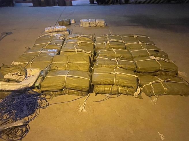 涉快艇至澎湖外海接運K毒，23日凌晨兩嫌聲押獲准，圖為檢警22日凌晨起出的第三級毒品愷他命45袋（毛重共計946.67公斤）。（澎湖地檢署提供／許逸民澎湖傳真）