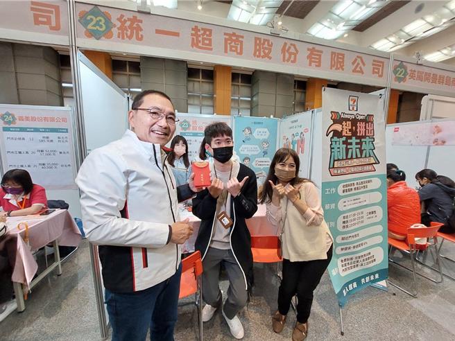 新北市長侯友宜現身發福袋，祝福大家能順利找到好工作，「吉龍舞春」。（陳慰慈攝）