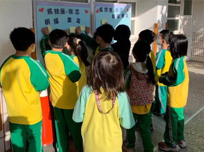 老翁无照驾驶撞飞斑马线上彰化3姊弟， 2姊妹昏迷指数剩3 ，同学在校园内一起祈祷集气。（民眾提供／孙英哲彰化传真）