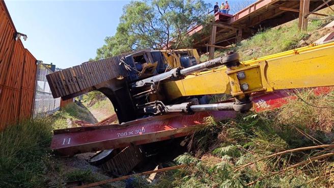 国3南下关庙段上午传出一起怪手施工滑落边坡的意外。（国道警方提供／曹婷婷台南传真）