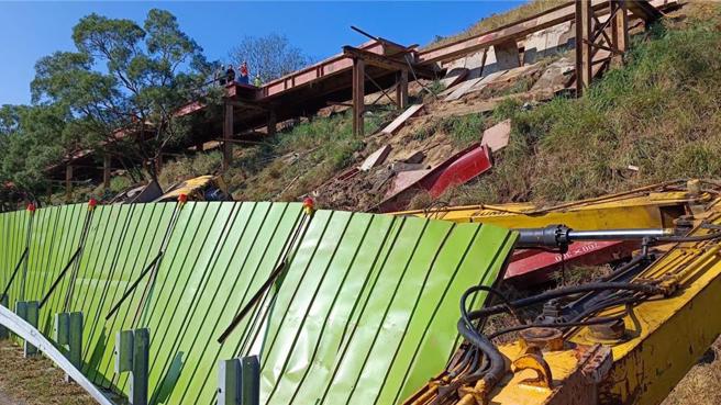 国3南下关庙段上午传出一起怪手施工滑落边坡的意外。（国道警方提供／曹婷婷台南传真）