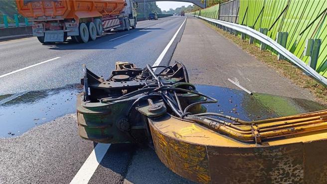 怪手机具掉在路面上。（国道警方提供／曹婷婷台南传真）