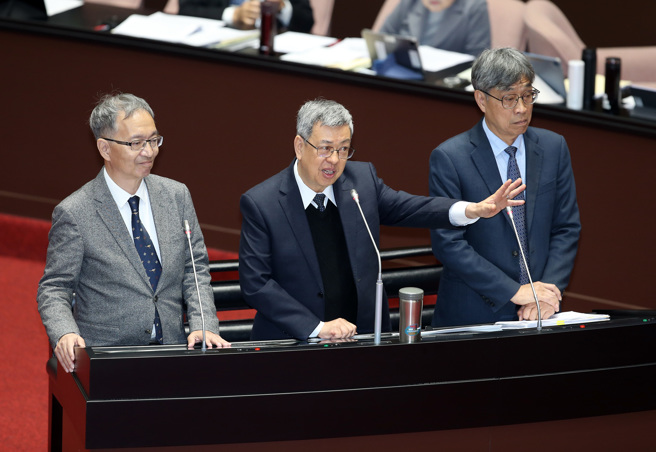 衛福部長薛瑞元（左起）、行政院長陳建仁、農業部代理部長陳駿季23日前往立法院專案報告食安問題並答詢。（姚志平攝）