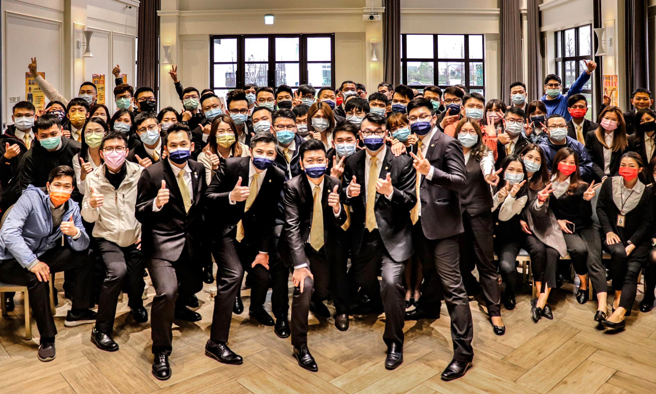 来自信义房屋的林硕茂，与志同道合的伙伴一起加盟永庆不动产，5年开出5间加盟店，震撼桃园房仲市场。（永庆房产集团提供）
