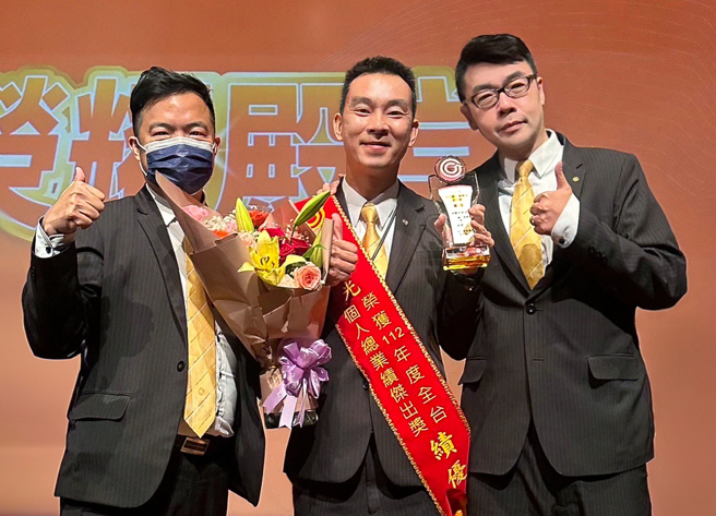 林硕茂(左四)表示，感谢过去看好、不看好我的人，激励我再创事业高峰。未来也将继续展店，给同仁更宽广舞台。（永庆房产集团提供）
