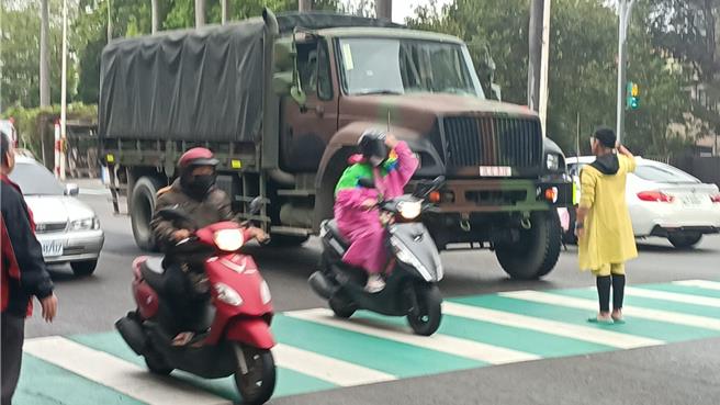 桃园市大溪区一名男子23日上午在介寿路侨爱国小附近路口，站在斑马线上随意拦车。（摘自记忆八德脸书社团）