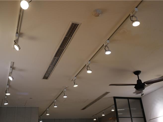 ；台北市產發局表示，為協助北市工商服務業對抗高漲電價，減少每月用電度數，北市府今年持續編列4700萬元補助服務業汰換老舊耗能設備，每案最高可補助300萬元；示意圖。（黃敬文攝）