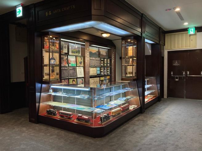 旧礼品贩卖部与斜面玻璃柜，展示阿里山与宾馆多样文物（图片来源：阿里山宾馆提供）