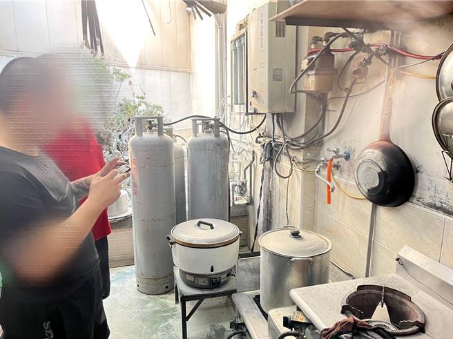高雄市楠梓区德祥路某土魠鱼羹店今天中午发生火警，警消获报后赶到救援时，店家火势已自行扑灭，经查疑似是店家更换瓦斯桶时，未安装确实造成瓦斯外泄，店内人员点火时发生火灾，所幸及时消灭，现场无人伤亡及财物损失。（高雄市警方提供／林雅惠传真）