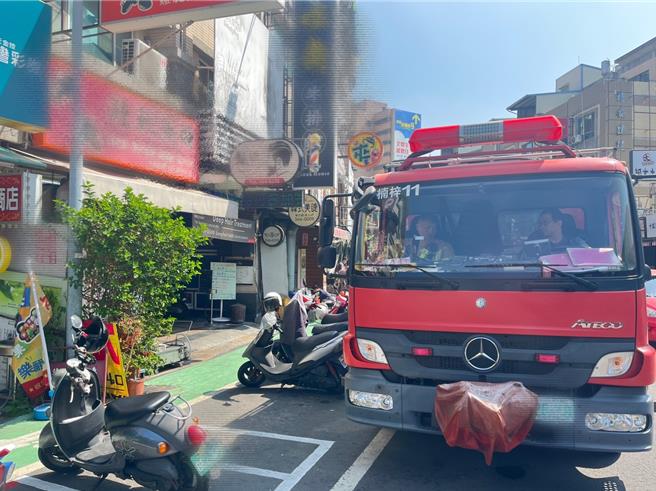 高雄市楠梓区德祥路某土魠鱼羹店今天中午发生火警，警消获报后赶到救援时，店家火势已自行扑灭，经查疑似是店家更换瓦斯桶时，未安装确实造成瓦斯外泄，店内人员点火时发生火灾，所幸及时消灭，现场无人伤亡及财物损失。（高雄市警方提供／林雅惠传真）