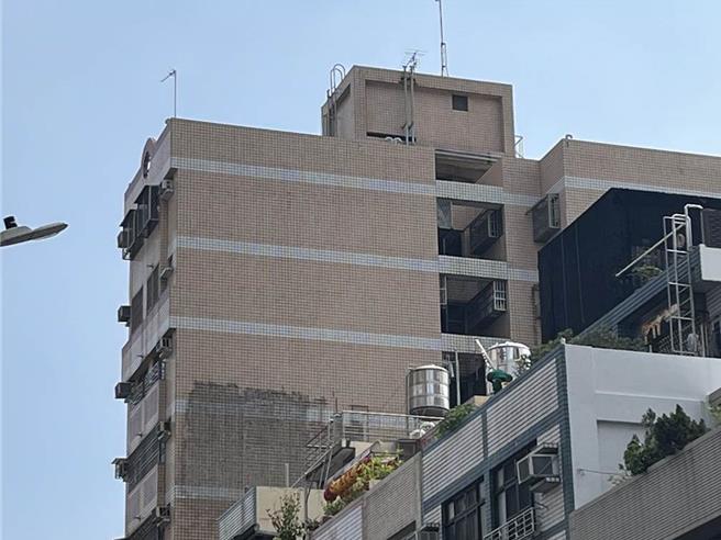 高雄一名在菜市场卖玉米的吴姓女子不满中度智能障碍的妹妹帮忙顾摊时算错钱，一气之下毒打妹妹还痛骂「妳怎么不去死一死」，接着把妹妹反锁、关在8楼窗台后就去睡觉。吴女醒来时，发现妹妹已坠落惨死在1楼防火巷，吴女被依私行拘禁罪及私行拘禁致死罪处9月及9年3月，全案可上诉。（本报资料照）