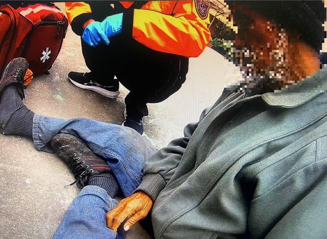 和美警分局員警今年農曆春節前夕在轄區巡邏時，發現王姓老翁倒臥路旁昏迷不醒，經查王男竟是被通報協尋長達44年的失蹤人口。（警方提供／孫英哲彰化傳真）