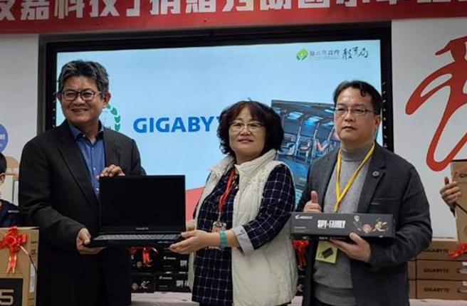技嘉捐赠价值超过百万元的30台笔电予秀朗国小。图右二起为秀朗国小家长会会长游明顺、校长曾秀珠、技嘉集团总经理李宜泰，（右六）技嘉教育基金会执行长周丽华。（图／翁毓岚）