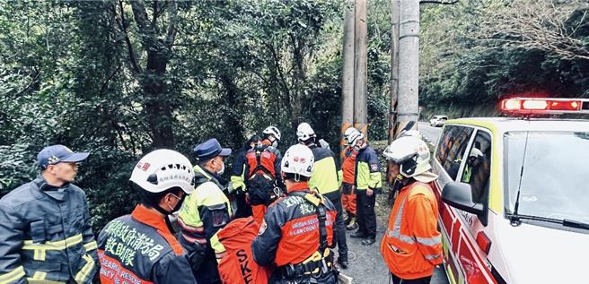 今年1月26日蘇花公路山區發現1具無名男屍，圖為消防人員下邊坡搜救死者畫面。（翻攝照片／李忠一宜蘭傳真）