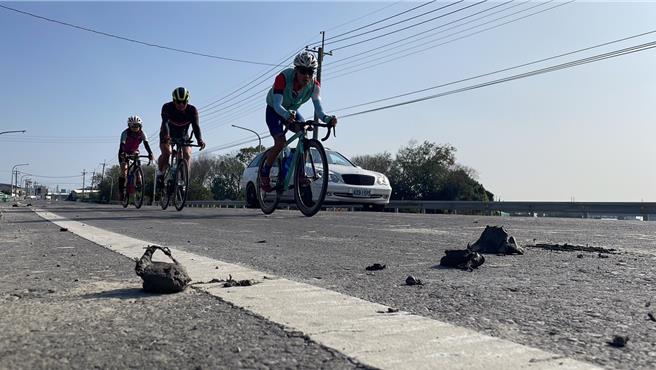 每年2期的插秧期间，稻农不约而同雇请耕耘机翻耕，耕耘机将农田泥土带上路，沿途一路掉，是不少云林用路人的噩梦。（周丽兰摄）