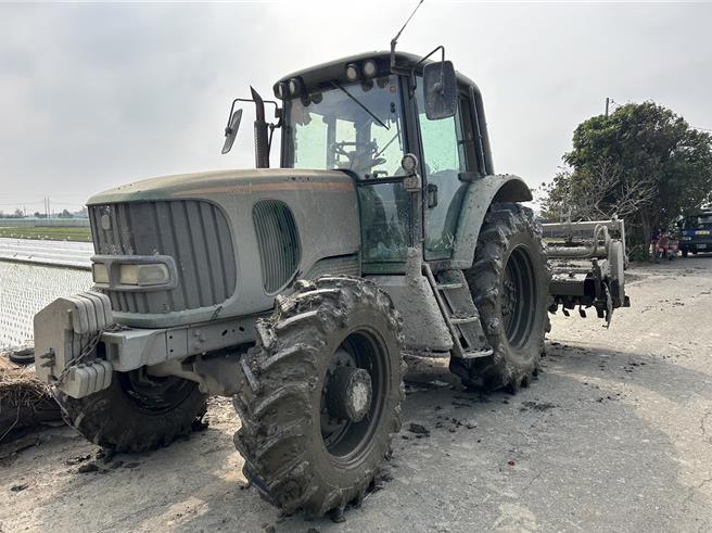 二崙分驻所侦办女骑士摔车案，循着泥块找到代耕业者。（西螺分局提供）