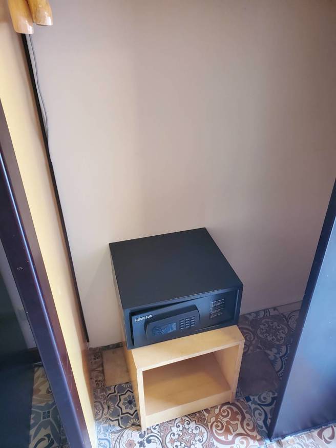 休學女警專生慘了！飯店開毒趴瞎辯「是鹽巴」，男友打臉認吸毒。(葉庭欣/翻攝)