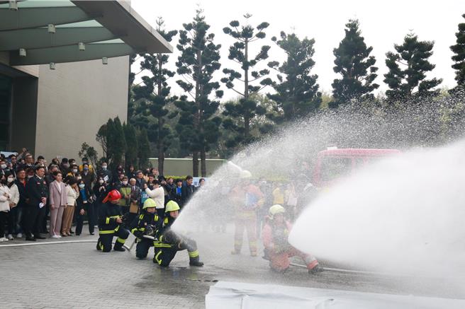 現場也安排實地演練，模擬發生火警情況，場面逼真。（王惠慧攝）