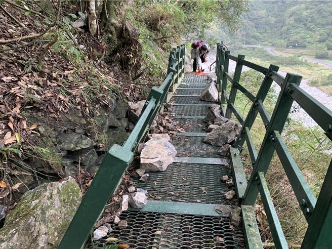 太鲁阁国家公园小锥麓步道东段0.3公里处21日发生落石，造成步道设施受损，太鲁阁国家公园管理处考量边坡状况不稳定，暂时封闭步道，西段维持正常开放。（太管处提供／罗亦晽花莲传真）