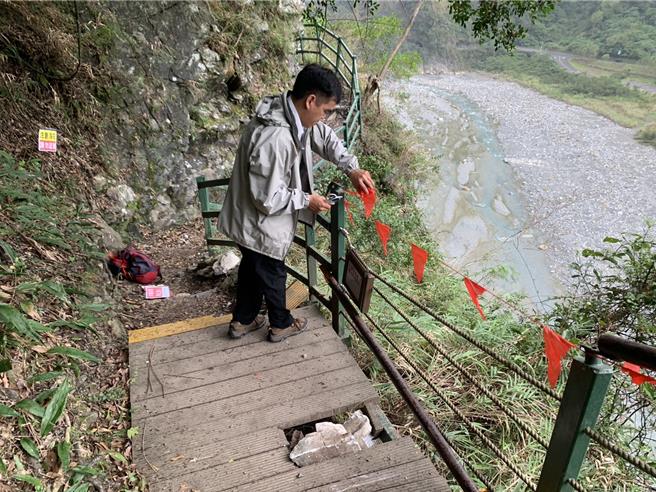 太鲁阁国家公园小锥麓步道东段0.3公里处21日发生落石，造成步道设施受损，太鲁阁国家公园管理处考量边坡状况不稳定，暂时封闭步道，西段维持正常开放。（太管处提供／罗亦晽花莲传真）