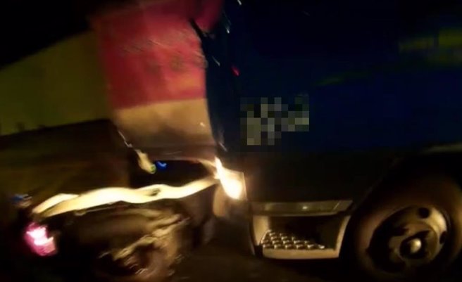 台中44岁陈姓男子日前窃取停于大里区中兴路二段1辆小货车，警方获报后立即前往围捕，不料遭陈男开车衝撞，幸员警机警跳开无受伤，黄姓民眾见状，热心提供自己的机车给警方追缉，顺利将陈嫌逮捕归案。（民眾提供／潘虹恩台中传真）