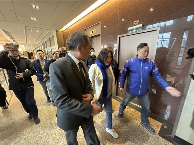 立委陈玉珍现身协商会议，至今双方皆未透露协商内容。（于家麒摄）