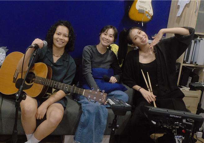 鄭宜農和凹與山合唱。（邊走邊聽有限公司提供）