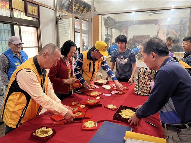 「五股开台尊王过炉」25日将举行，依往例过炉前2日办理神器及金牌点交，桌面上都是信徒还愿送的金牌。（周丽兰摄）
