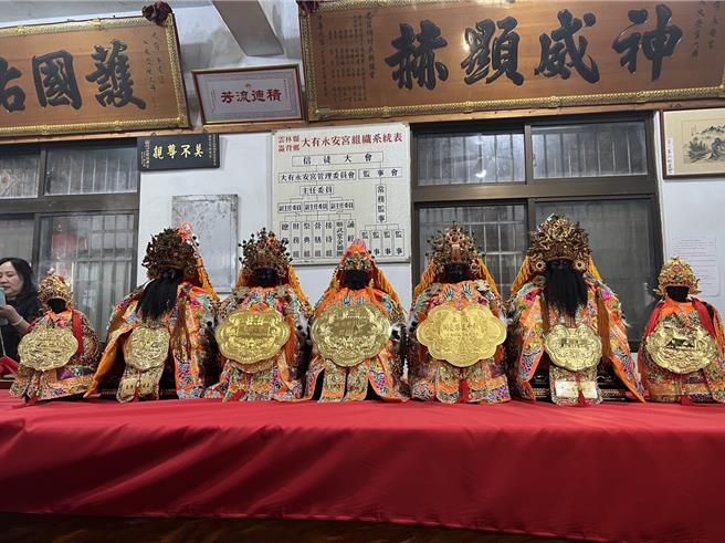 换好新神衣的神像。（周丽兰摄）