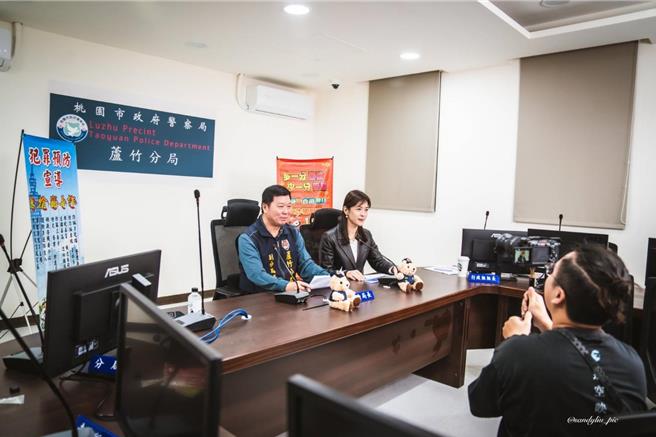 近来诈骗事件层出不穷，手法日新月异，潜藏在日常生活中，歹徒经常冒用名人、艺人或投资专家等推荐诈骗集团吸金的投资平臺或App取信被害人并诈取金钱，桃市芦竹警分局邀请今年度金石堂爱书大使暨教育名师「陈怡嘉」拍摄反诈骗影片。（警方提供）