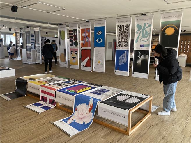 桃园市青年局与台湾海报设计协会合作，在桃园设计库举行「流光瞬息．设计30」復刻展览。（蔡明亘摄）