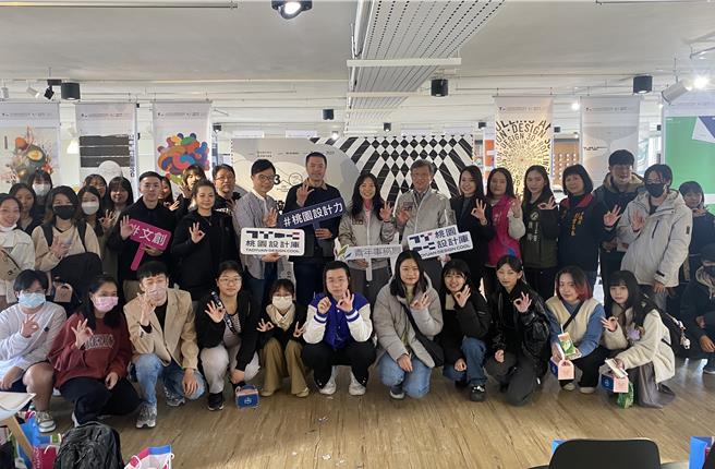 桃园市青年局「流光瞬息．设计30」海报展览在桃园设计库展出，匯集全球22个国家共181件设计师海报作品。（蔡明亘摄）