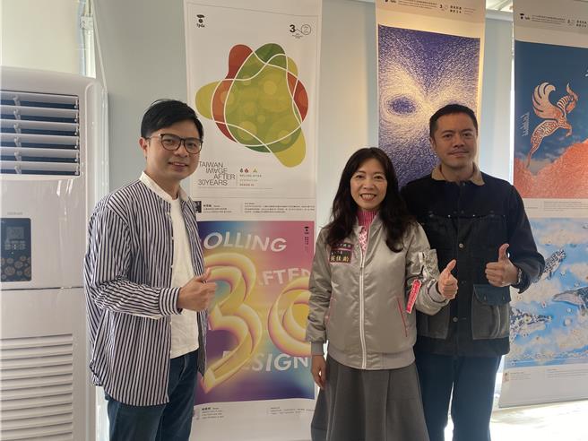 桃园市青年局与台湾海报设计协会合作办理「流光瞬息．设计30」海报展，铭传大学商业设计学系教师姚韦祯（左一）分享作品创作理念以光、水波为发想。（蔡明亘摄）