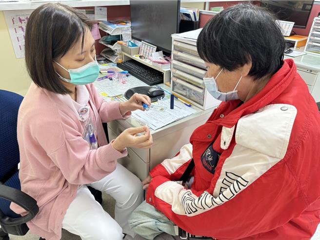 有民眾施打胰岛素后，发现糖化血色素降不下来，卫福部桃园医院肾臟病个管师发现，正确注射技术非常重要，提醒民眾注意，并控制好血糖，避免併发症发生，最终面临洗肾。（院方提供）