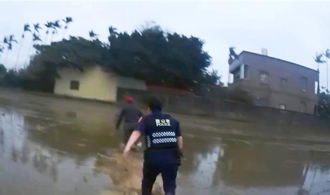 桃園市35歲邱姓偷車賊22日下午肇事逃逸，在稻田裡狂奔百米，最終仍狼狽落網。（翻攝照片／蔡明亘桃園傳真）