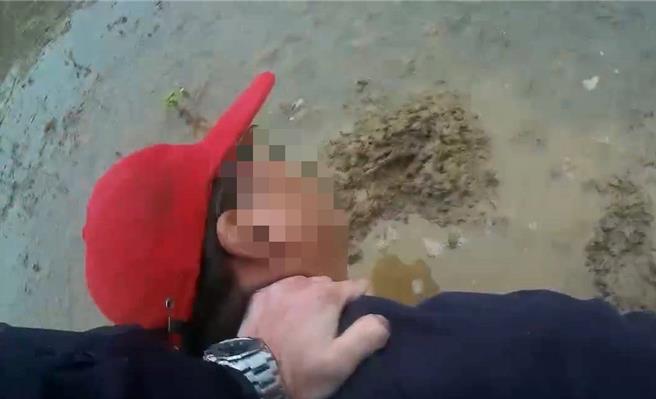 桃園市35歲邱姓偷車賊22日下午肇事逃逸，在稻田裡狂奔百米，最終仍狼狽落網。（翻攝照片／蔡明亘桃園傳真）