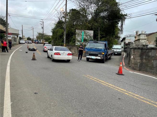 桃園市35歲邱姓偷車賊22日下午肇事逃逸，在稻田裡狂奔百米，最終仍狼狽落網。（翻攝照片／蔡明亘桃園傳真）