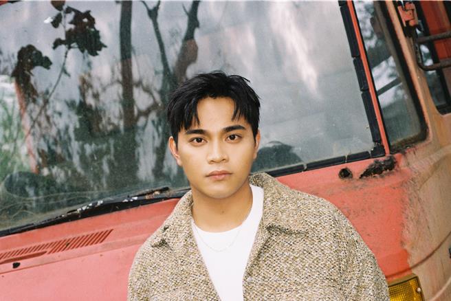 邱军推出首张个人专辑《情歌手》。（索尼音乐提供）