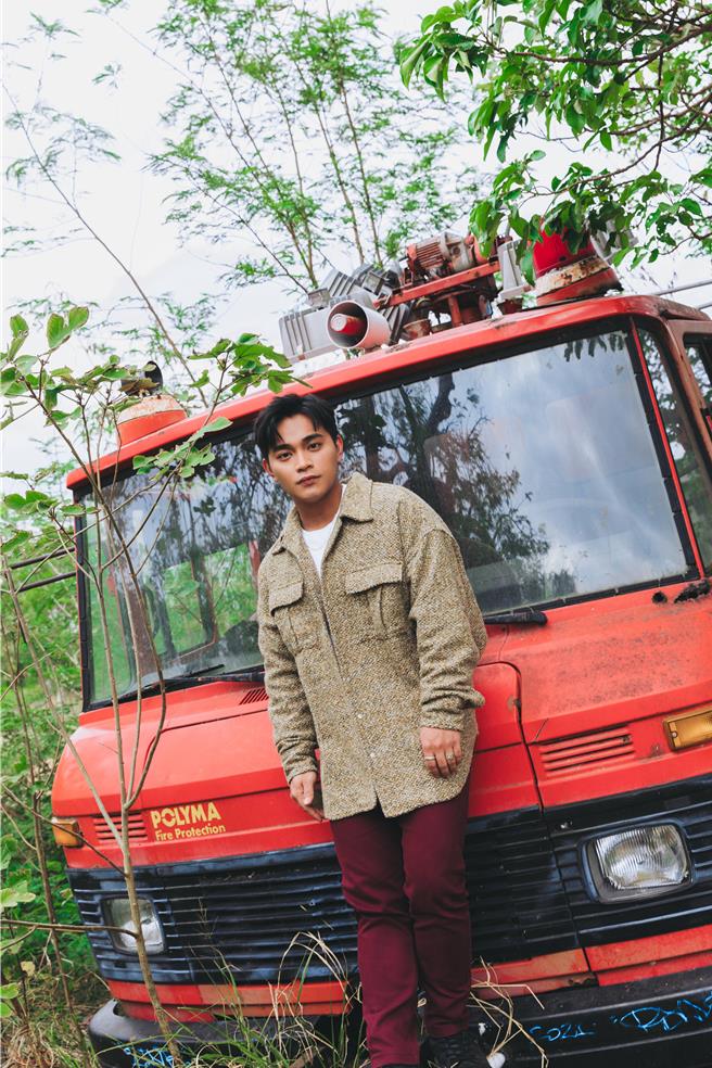 邱军推出首张个人专辑《情歌手》。（索尼音乐提供）