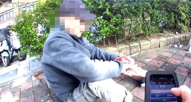 警方巡邏發現老翁滿臉是血，趕緊下車協助。（翻攝照片／林郁平台北傳真）