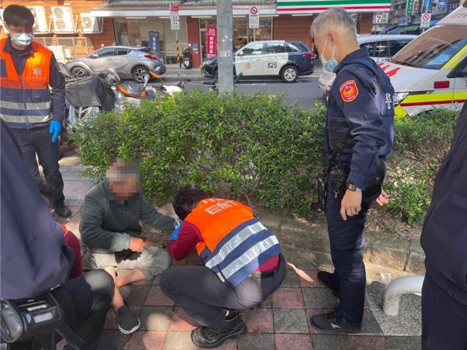 保大員警協助救護人員將老翁送醫。（翻攝照片／林郁平台北傳真）
