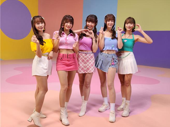 丹丹（左起）、瑟七、Yuri、短今、宜芳合体为手游拍摄广告。（拉斯维加斯娱乐城提供）