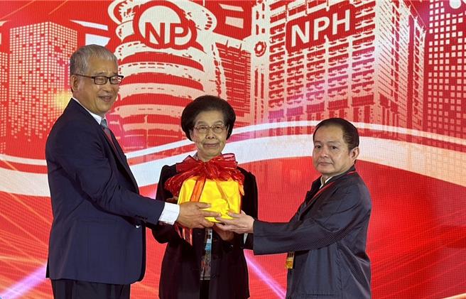 义云会第2届会长黄聪荣（左）交棒给第3届新任会长陈志鸿（右），总统府资政张博雅监交。（廖素慧摄）