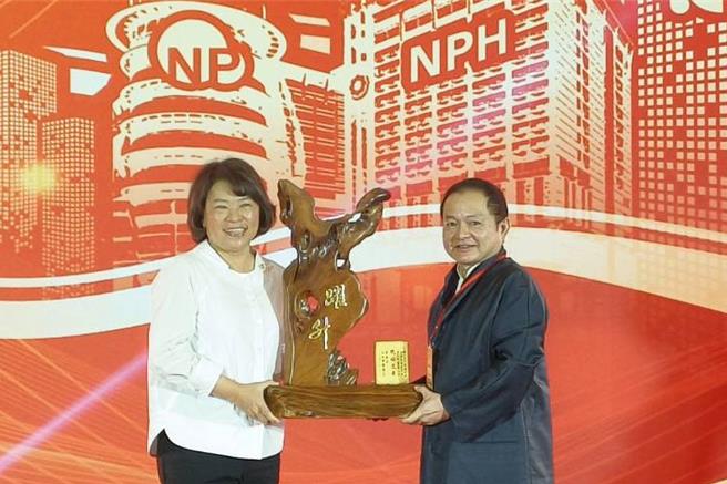 嘉义市长黄敏惠致赠贺礼祝福耐斯企业集团执行长陈志鸿接掌义云会第3届会长。（廖素慧摄）