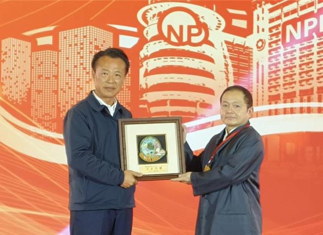 嘉义县长翁章梁致赠贺礼祝福耐斯企业集团执行长陈志鸿出任义云会第3届会长。（廖素慧摄）