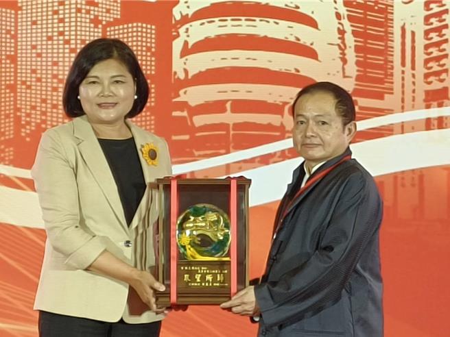 云林县长张丽善致赠贺礼祝福耐斯企业集团执行长陈志鸿接任义云会第3届会长。（廖素慧摄）