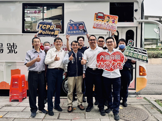 北市交通局长与内湖警分局员警一同挽袖捐热血。（翻摄照片／林郁平台北传真）